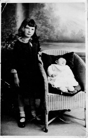 Joyce Florence Healy with sister Peggy 1927